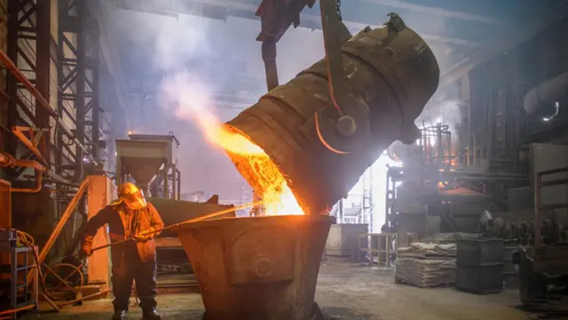 இரும்பை உருக்கும் உலைக்களம்