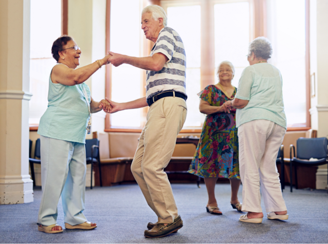 Adultos mayores bailando