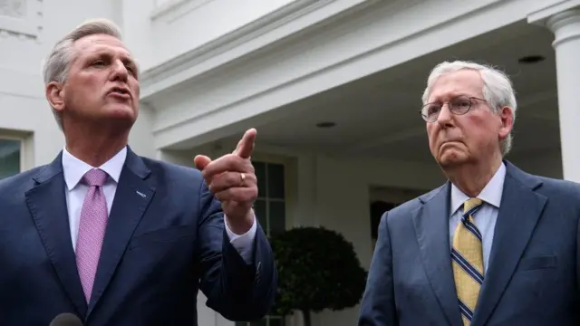 Kevin McCarthy (L) and Mitch McConnell