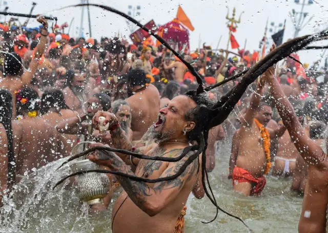 Para Naga Sadhu berendam suci di Sangam, pertemuan Sungai Gangga, Yamuna, dan Sungai Saraswati yang mitologis, dalam rangka 'Makar Sankranti', hari pemandian kerajaan pertama Kumbh Mela, pada 14 Januari 2025 di Allahabad, India. Kumbh Mela tahun 2025 merupakan Maha Kumbh, sebuah festival Hindu penting yang dirayakan setiap 144 tahun sekali di Prayagraj (Allahabad). Dijadwalkan dari 13 Januari hingga 26 Februari 2025, festival ini menarik jutaan umat untuk mandi ritual di pertemuan Sungai Gangga, Yamuna, dan Sungai Saraswati yang mitologis, menandai sebuah momen spiritual unik dengan makna yang lebih mendalam dibandingkan dengan Kumbh Mela biasa.