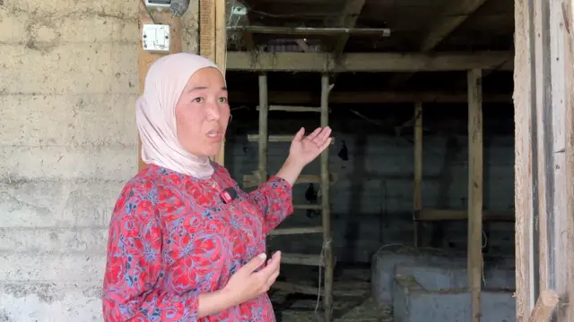 Гүлзина Сами кызы абысыны маркум Айжаңыл Аликараева асынып алды делген мал сарайды көрсөтүп жатат