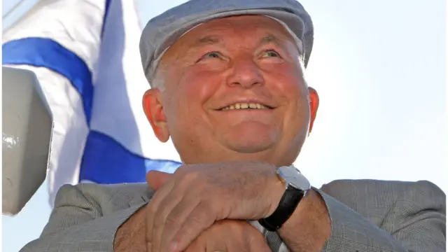 Лужков на параді