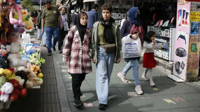 इसराइली हमले के बाद भी तेहरान में लोगों की रोज़ाना की ज़िंदगी आम दिनों की तरह चल रही है