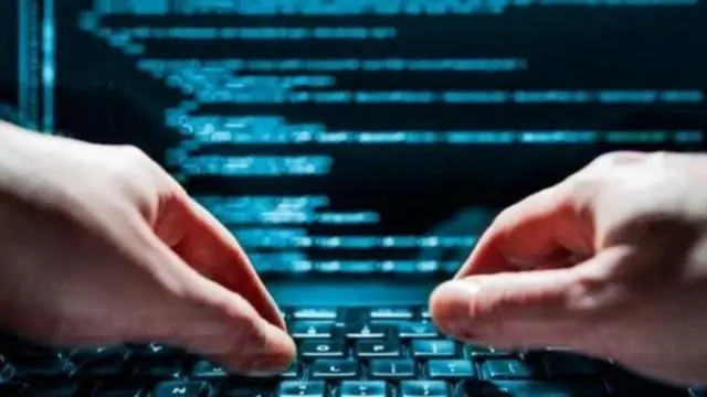 আধা কিলোমিটারের মধ্যে থাকা মোবাইল ফোন ও কম্পিউটারে স্প্যাইওয়ারও ঢুকিয়ে দেয়া যায় এই প্রযুক্তির মাধ্যমে। 