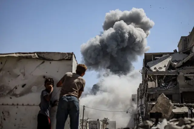 ترامب يشير إلى فرص حقيقية لتحقيق إنجازات بالشرق الأوسط ، وحماس تحذر إسرائيل حياة أسيرين في خطر 