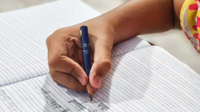 पढ़ती हुई बच्ची की तस्वीर