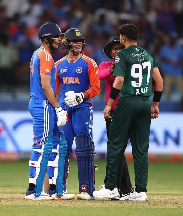 இந்திய வீரர் அபிஷேக் ஷர்மா, பாகிஸ்தான் வீரர் ரவுஃப் இடையே மைதானத்தில் ஏற்பட்ட உரசல்