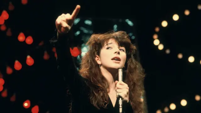 Kate Bush dando un show en vivo en el programa de televisión "Top of the Pops" en 1978.