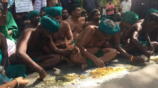 மண்சோறு சாப்பிட்டு போராட்டம்