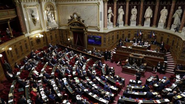 Senadores franceses participam de debate para votação de um plano do governo para consagrar a “liberdade” de fazer um aborto na constituição francesa