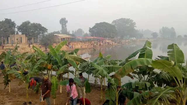 महोत्तरीको गौशालास्थित प्रसिद्ध निगौल ठाकुर पोखरीमा छठपर्व मनाउनको लागि घाट निर्माण गरिँदै