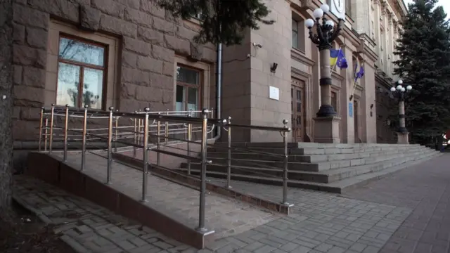 Пандус при входе в Николаевский горсовет