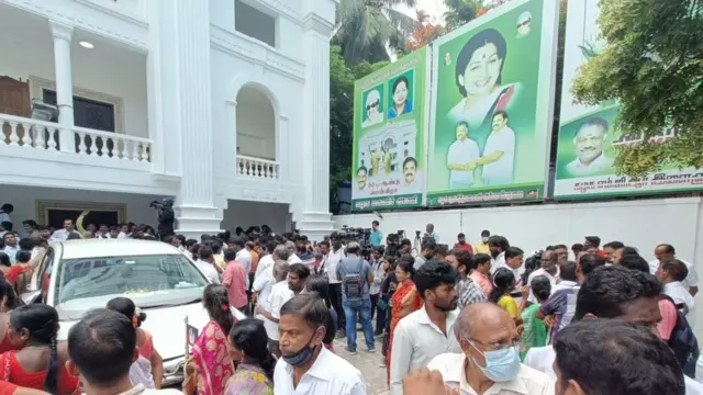 அதிமுக - ஒற்றை தலைமை விவகாரம்