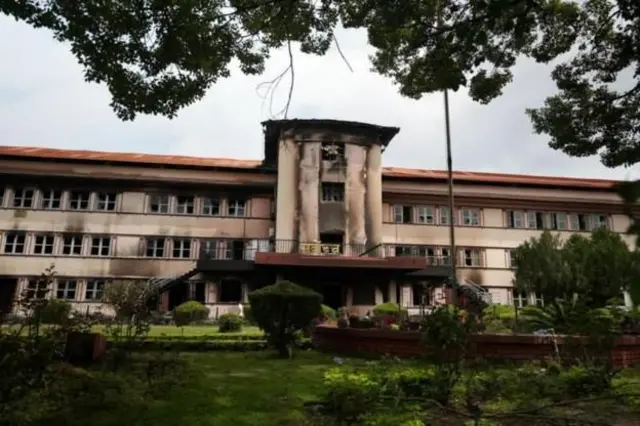 जेन जी आन्दोलनका क्रममा जलेको सर्वोच्च अदालतको परिसर।