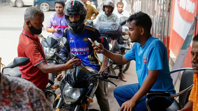 ডিজিটাল লেনদেনে অভ্যস্থতা গুরুত্বপূর্ণ বলেই মনে করেন বিশেষজ্ঞরা 