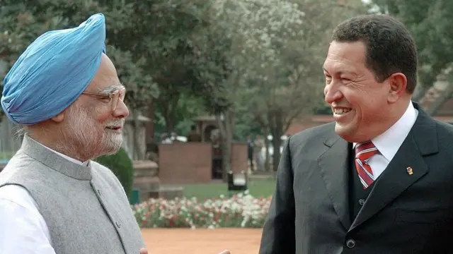 भारत के तत्कालीन प्रधानमंत्री मनमोहन सिंह और ह्यूगो शावेज़