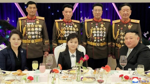 Кім Чжу Е з матір'ю та батьком на урочистому бенкеті з нагоди 75-річчя Корейської народної армії