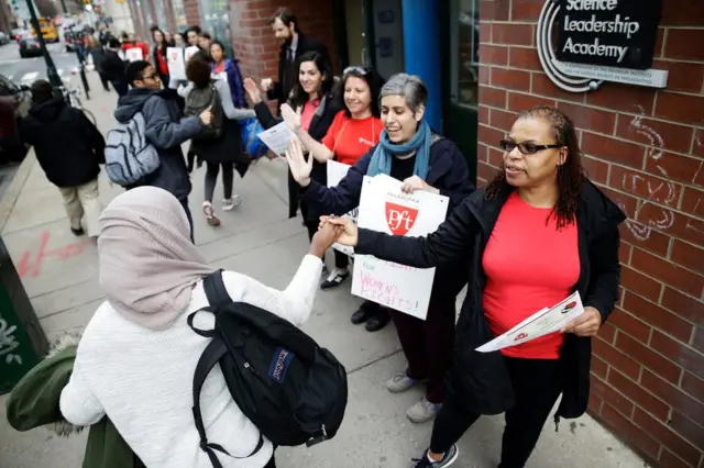 ABD'nin Philadelphia kentinde de kadın öğretmenler bir günlük greve çıktı