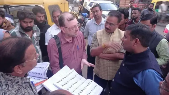 फिल्डवर भोपाळच्या जिल्हाधिकाऱ्यांना एसआयआरची माहिती देताना बीएलओ.