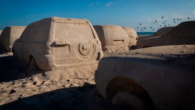 چیدمان موقت به مدت دو هفته در ساحل میامی نمایش داده می‌شود