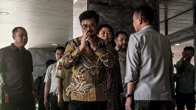Menteri Pertanian Syahrul Yasin Limpo (tengah) menyapa wartawan saat tiba di Kantor Kementerian Pertanian, Jakarta, Kamis (5/10/2023).