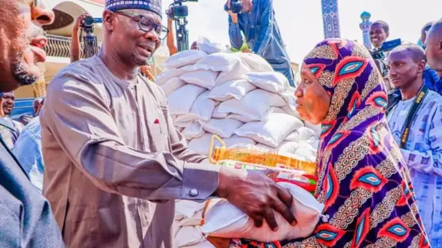 Nwaanyị a na-ebunye akapa osikapa