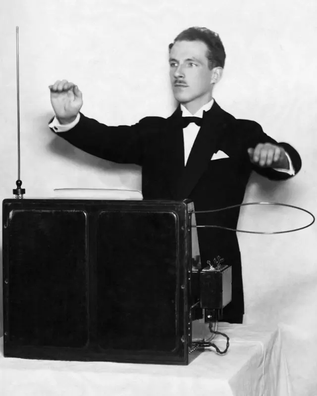 Nhà phát minh ra The Thing, Léon Theremin, cũng là người phát minh ra nhạc cụ điện tử đầu tiên trên thế giới, được đặt theo tên ông (