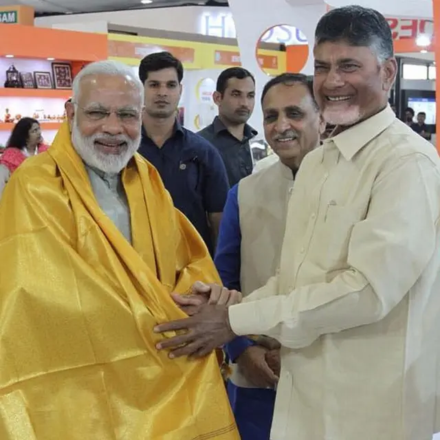 నరేంద్ర మోదీకి శాలువా కప్పి సత్కరిస్తున్న చంద్రబాబు నాయుడు