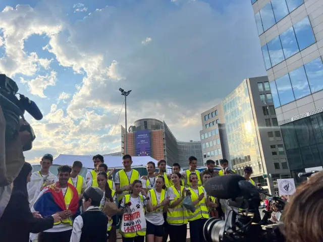 muškarci i devojke na bini