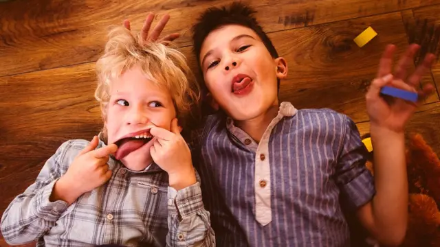 Chicos haciendo muecas