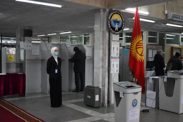 Жергиликтүү кеңештегилер айыл өкмөттөр менен мышык чычкан ойногон мисалдар да болуп келген