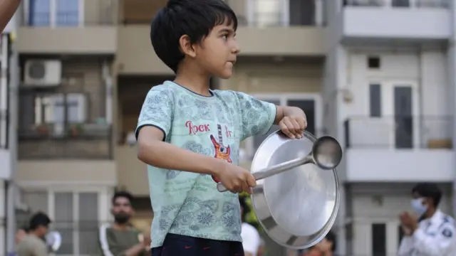 થાલી વગાડતા બાળકની તસવીર