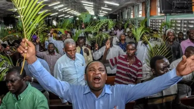 baadhi ya viongoxi wa kidini wamesitisha ibada, lakini wengine wengi bado wanajumuika pamoja kila Jumapili