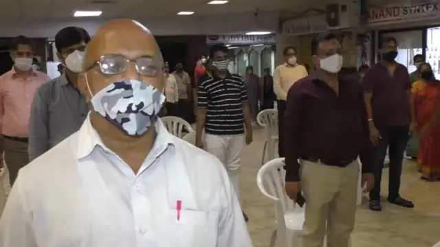 કાપડના વેપારીઓને દુકાન ખોલતાં અને બંધ કરતી વખતે વંદે માતરમ્ ગાવા કહેવાયું છે