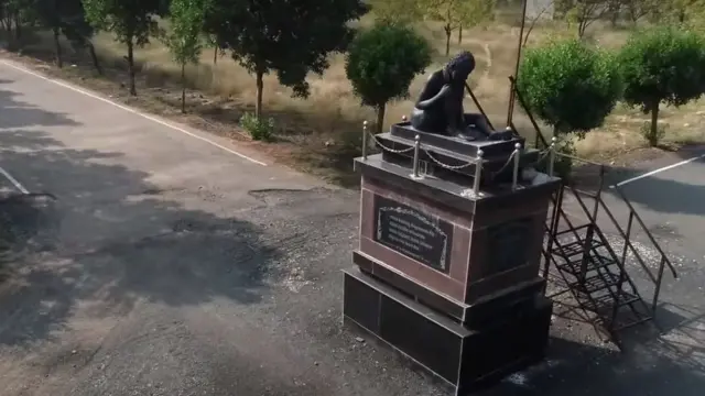 యోగి వేమన విగ్రహం