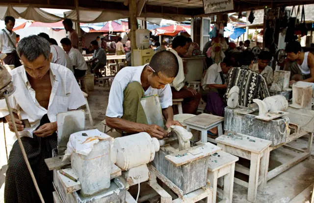 မန္တလေးအနောက်ပြင်က ကျောက်၀ိုင်းခေါ် ကျောက်စိမ်းစျေး