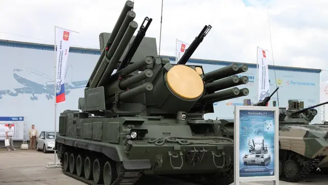 ဒီခရီးစဉ်မှာ မြန်မာစစ်တပ်က လက်နက်တွေထပ်ဝယ်နိုင်သလားဆိုတာ နိုင်ငံရေးအကဲခေတ်တွေက စောင့်ကြည့်နေကြ