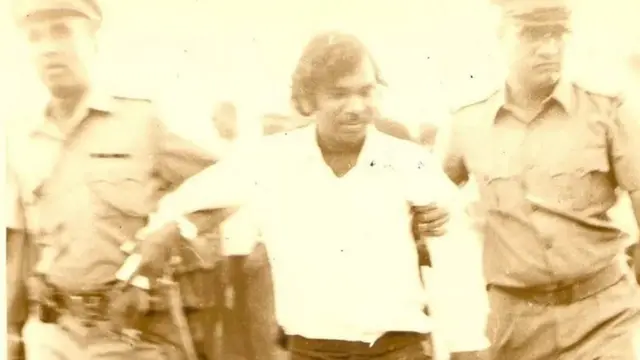 જ. વિ. પવારની ધરપકડ કરી રહેલી પોલીસ