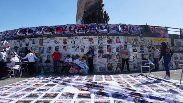 Fotos de los desaparecidos cuelgan de un muro y yacen en el piso