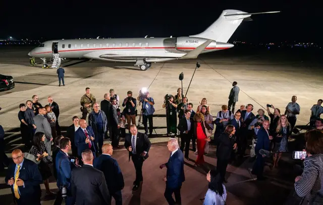 Освобожденных американских граждан встречал тогдашний президент США Байден. На заднем плане самолет, привезший освобожденных в США