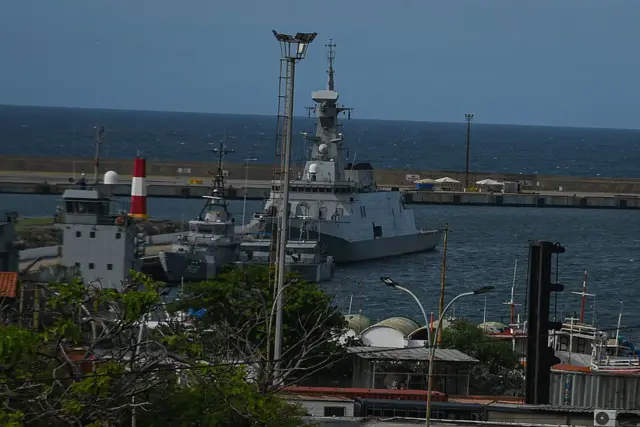 Un buque de la Armada de los Estados Unidos atraca en el puerto de La Guaira para llevar a cabo una operación logística destinada a prestar asistencia y ayuda humanitaria tras los recientes terremotos ocurridos en Venezuela.