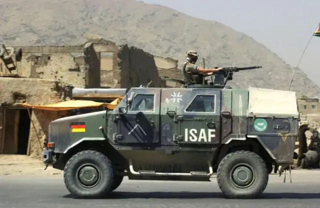நேட்டோ (NATO) படையின் ஒரு பகுதியான ஐ.ஏ.எஸ்.எஃப் (IASF) ராணுவ வாகனம்.