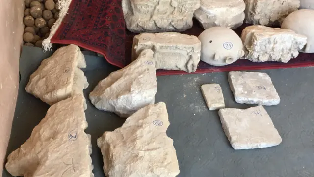 دغه تاریخي اثار د امکاناتو د نشتوالي له کبله په امبارونو کې ساتل کېږي