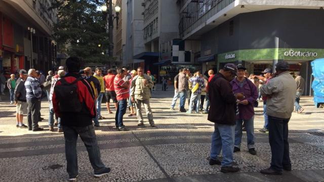 Pedreiros desempregados se reúnem em esquina do centro de SP