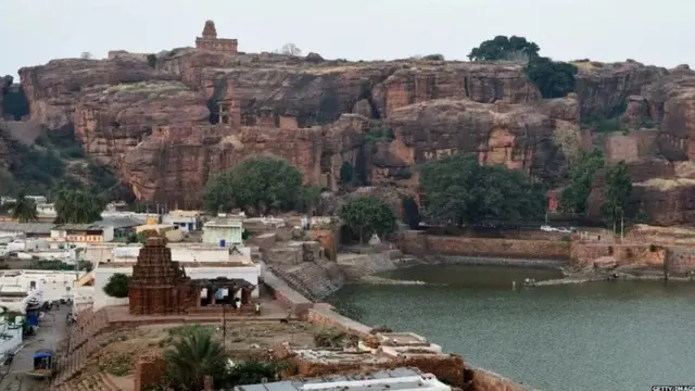 "642 ஆம் ஆண்டு உள்ளூர்வாசிகளின் நம்பிக்கைகளின்படி, பல்லவ மன்னர் நரசிம்ம வர்மன்- I சாளுக்கிய தலைநகரான வாதாபியில் (பாதாமி) விநாயகர் சிலையை கொள்ளையடித்தார்"