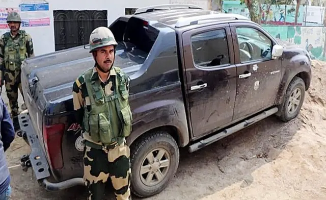 पुलिस ने इस गाड़ी को बरामद किया है और दावा किया है कि ये वो गाड़ी है जिसमें अमृतपाल फ़रार हुए थे