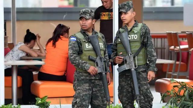 Soldados en Tegucigalpa