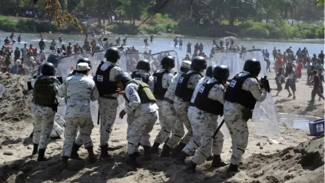 Guardias intentan detener migrantes