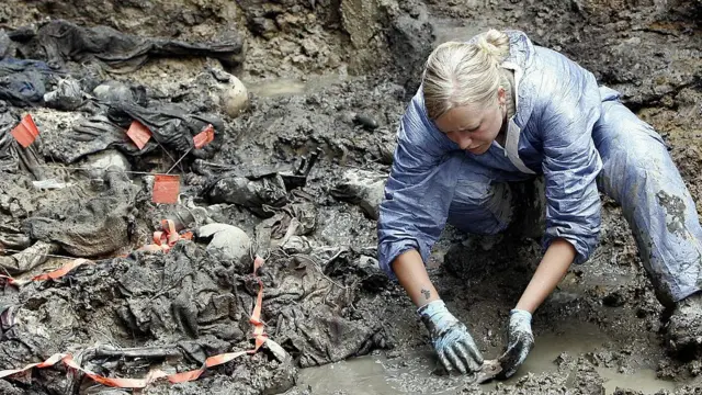 Rescate de cuerpos en fosas comunes en Bosnia.