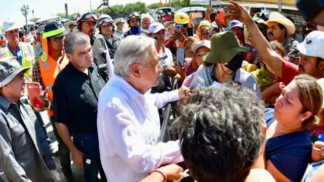 AMLO en la zona del derrumbe